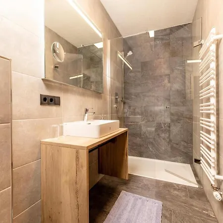 In In A Beautiful Setting Apartment *